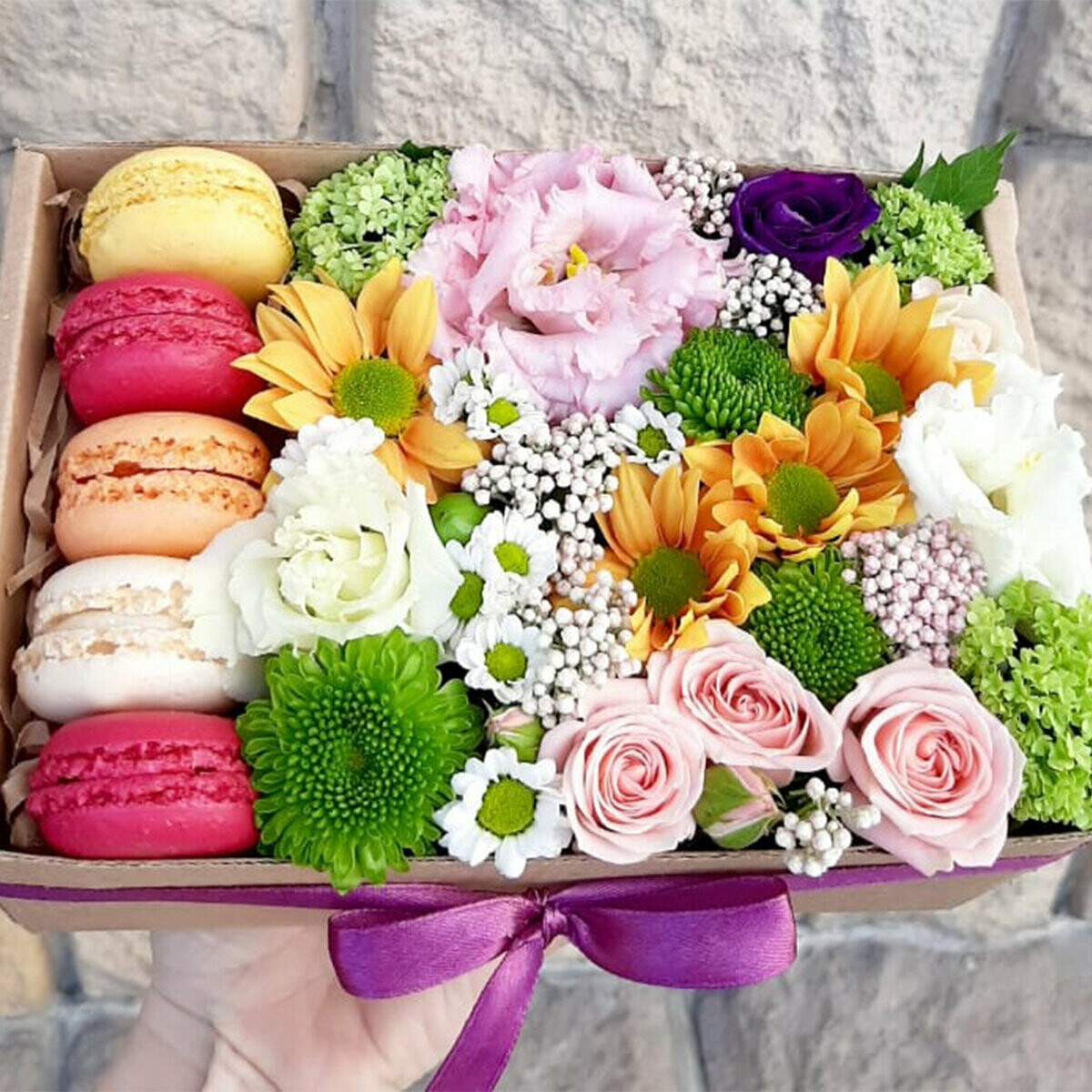 Макаруны и цветы. Цветы с конфетами. Коробка для цветов. Цветы со сладостями в коробке. Букет "радужное настроение".