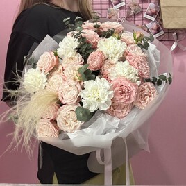 Роза кустовая, Диантус, Эвкалипт, Ковыль, Пленка матовая, Тишью, Подкормка для цветов