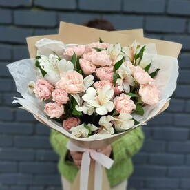Букет пионовидная роза и альстромерия