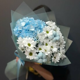Букет Голубая гортензия и ромашковая хризантема