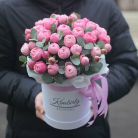Роза пионовидная кустовая, Эвкалипт, Шляпная коробка, Флористическая губка