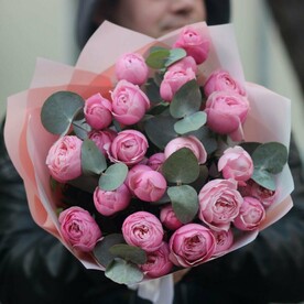 5 пионовидных кустовых роз Сильва с эвкалиптом. Букет 113 Kimbirly Flowers