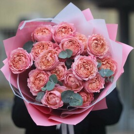 5 кустовых пионовидных роз джульетта с эвкалиптом. Букет 183 Kimbirly Flowers