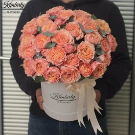 Роза пионовидная кустовая, Эвкалипт, Шляпная коробка, Флористическая губка