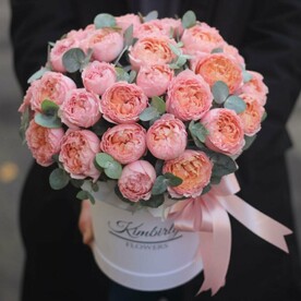 Пионовидные кустовые розы Джульетта в шляпной коробке. Букет 208 Kimbirly Flowers