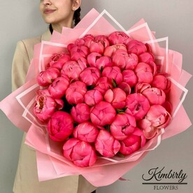 Большой букет живых цветов из пионов, цвет красный, 35 шт, коралловые пионы