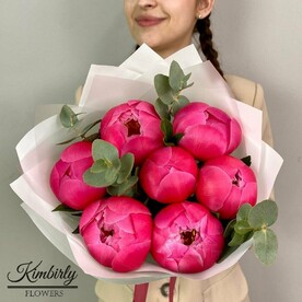 Букет живых цветов из пионов с эвкалиптом, цвет красный, 7 шт, коралловые пионы