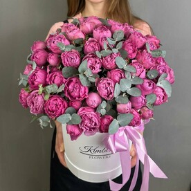 Роза пионовидная кустовая Мисти Баблс, Эвкалипт, Флористическая губка, Шляпная коробка