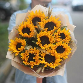 9 подсолнухов с пшеницей. Букет 250 kimbirly flowers