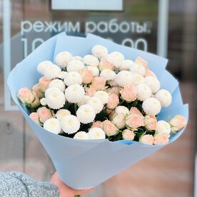Букет из кустовой розы и хризантемы