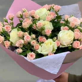 Букет роз и кустовых роз