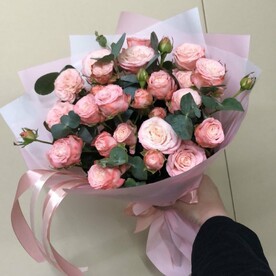 Букет пионовидных кустовых роз