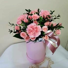 Роза кустовая шт, Диантус шт, Эвкалипт шт, Писташ шт, Шляпная коробка шт