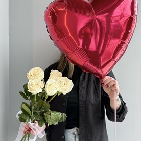 Белые розы эквадор и шар сердце
