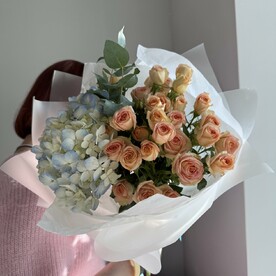 Гортензия и кустовая роза
