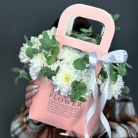 Белая хризантема с эвкалиптом в сумочке