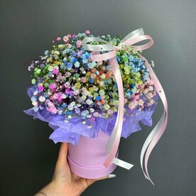 Яркая радужная гипсофила в шляпной коробке