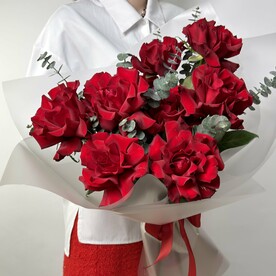 Яркий букет с французскими розами и эвкалиптом