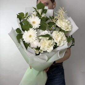 Шикарный букет с белыми Французскими розами, герберами и альстромерией