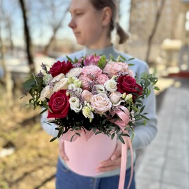 Авторская цветочная композиция в коробке