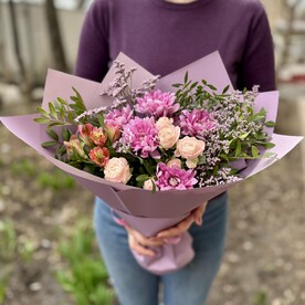 Роза пионовидная кустовая, Кустовая хризантема, Лимониум, Альстромерия, Зелень, Пленка