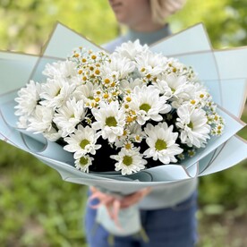 Букет с кустовыми ромашками и Хризантемами