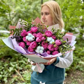 Букет с пионовидными розами и хлопком