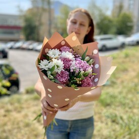 Букет праздничный с диантусами и альстромерией