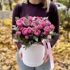 Роза кустовая, Эвкалипт, Оазис, Шляпная коробка