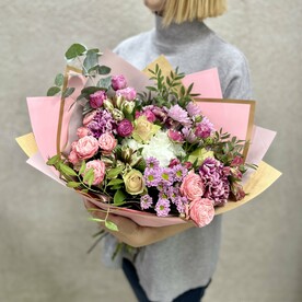 Альстромерия, Диантус, Роза, Роза кустовая, Хризантема кустовая, Зелень, Гортензия, Эвкалипт, Пленка дизайнерская