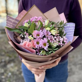 Альстромерия, Роза кустовая, Хризантема кустовая, Гипсофила, Писташ, Дизайнерская упаковка
