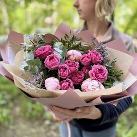 Пион, Роза пионовидная кустовая, Эвкалипт, Лимониум, Зелень, Дизайнерская упаковка