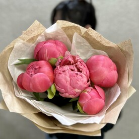 Букет свежих пионов