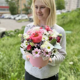 Хризантема кустовая, Пион, Роза кустовая, Лимониум, Лизиантус Эустома, Зелень, Коробка, Оазис