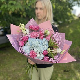 Авторский букет из свежих кустовых роз, диантусов и гортензией