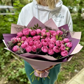Яркая кустовая роза в букете