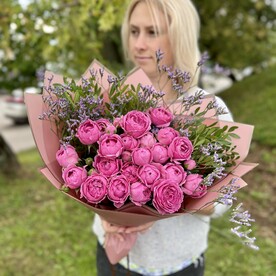 Букет свежих кустовых пионовидных роз