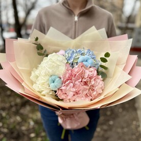 Букет свежих цветов с гортензией и натуральным хлопком