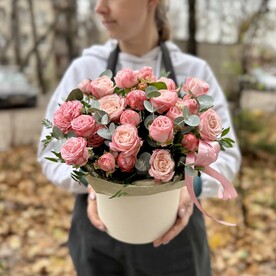 Кустовые пионовидные розы в коробке
