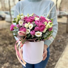 Роза пионовидная кустовая, Эвкалипт, Лизиантус Эустома, Лагурус, Лимониум, Писташ, Оазис, Шляпная коробка
