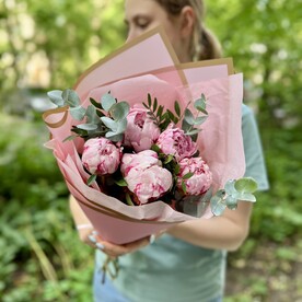 Свежие пионы и ароматный эвкалипт в букете