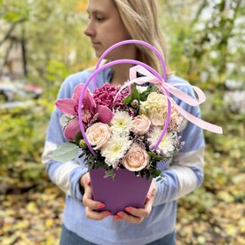 Орхидея, Роза кустовая, Диантус, Хризантема кустовая, Гортензия, Лимониум, Зелень, Оазис, Сумка