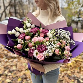 Стильный букет из свежих ассорти цветов