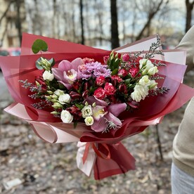 Роза кустовая, Альстромерия, Орхидея, Лизиантус Эустома, Хризантема кустовая, Лимониум, Эвкалипт, Дизайнерская упаковка