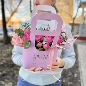Комплимент пионовидных кустовых роз в сумочке