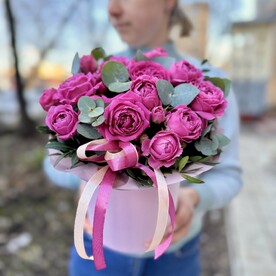 Пионовидные кустовые розы и эвкалипт в коробке