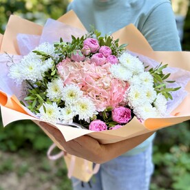 Букет «Романтика» с гортензией и кустовыми розами
