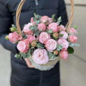Роза пионовидная кустовая, Эвкалипт пучок, Корзина, Оазис