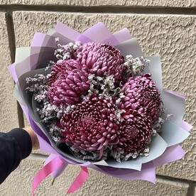 Букет хризантемы бигуди винные с лимониумом