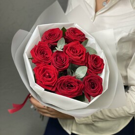 9 красных роз с ароматным эвкалиптом